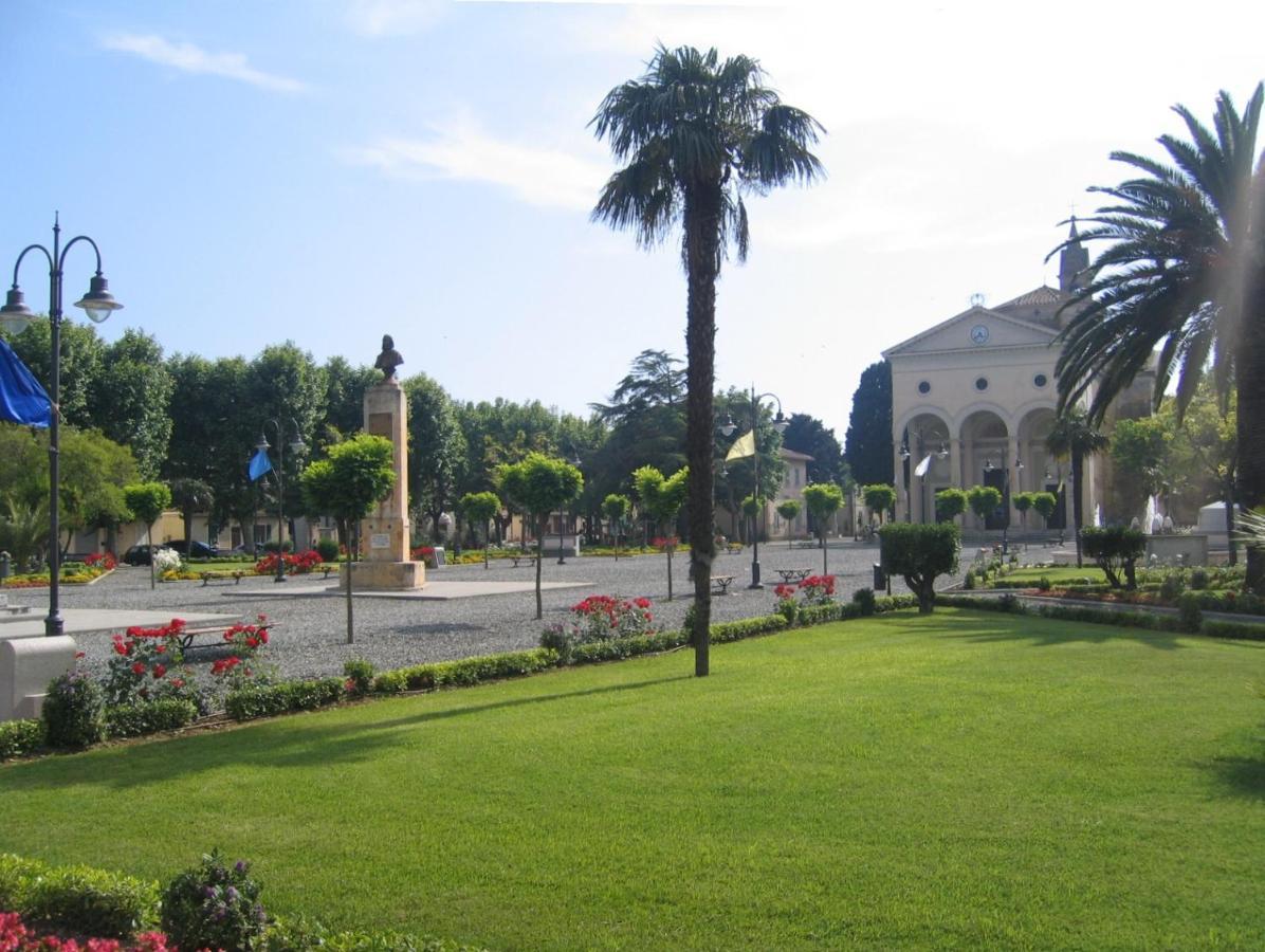 Sole...Mare...E...Spiaggie Bianche! Apartment Vada Exterior photo